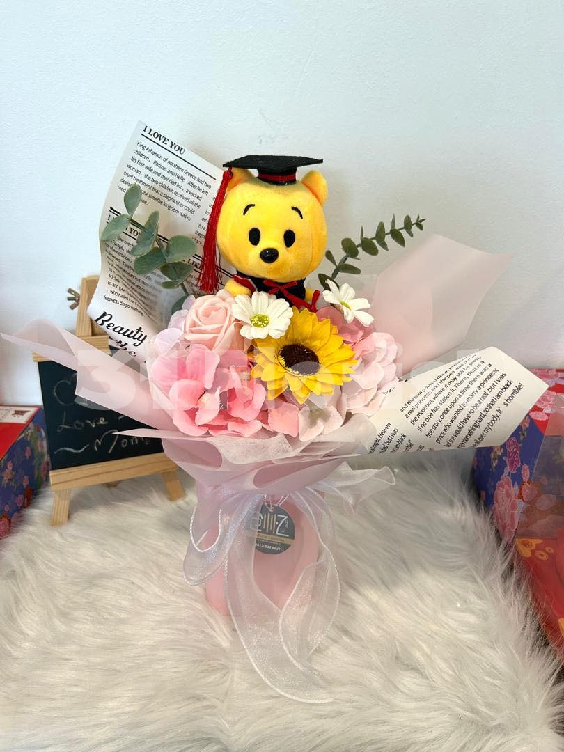 维尼粉色系毕业花束